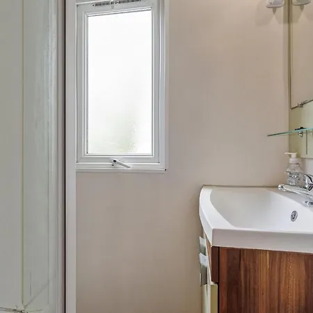 3 Bedroom Beautiful Stacaravan In Sète