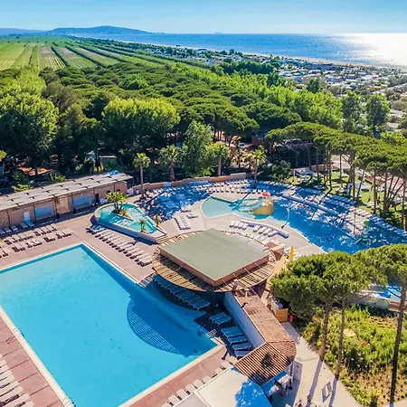3 Bedroom Beautiful Stacaravan In אתר קמפינג 3*